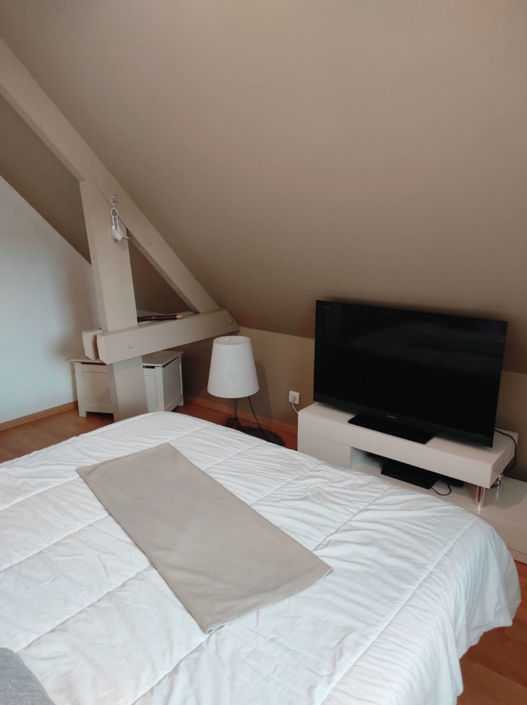 Chambre d'amis avec le rampant beige cachemire et mobilier blanc - Concept Déco LV - Décoratrice d'intérieur à Caen
