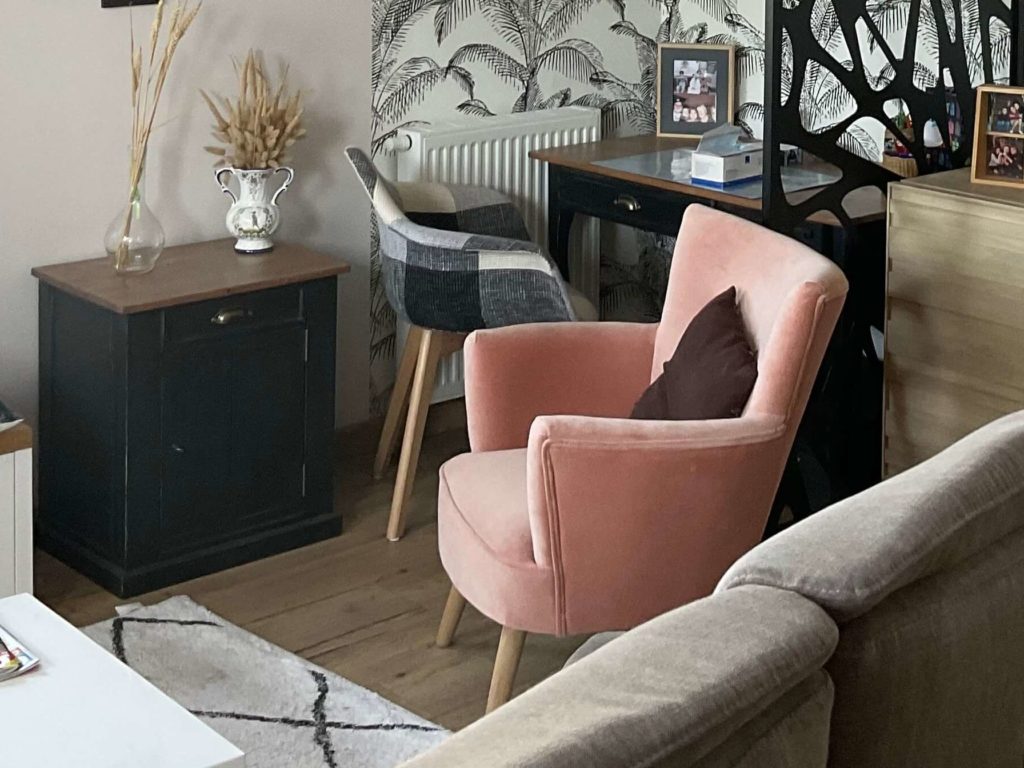 zoom sur le beau fauteuil rose poudré du salon - Concept déco LV - Décoration d'intérieur à Caen