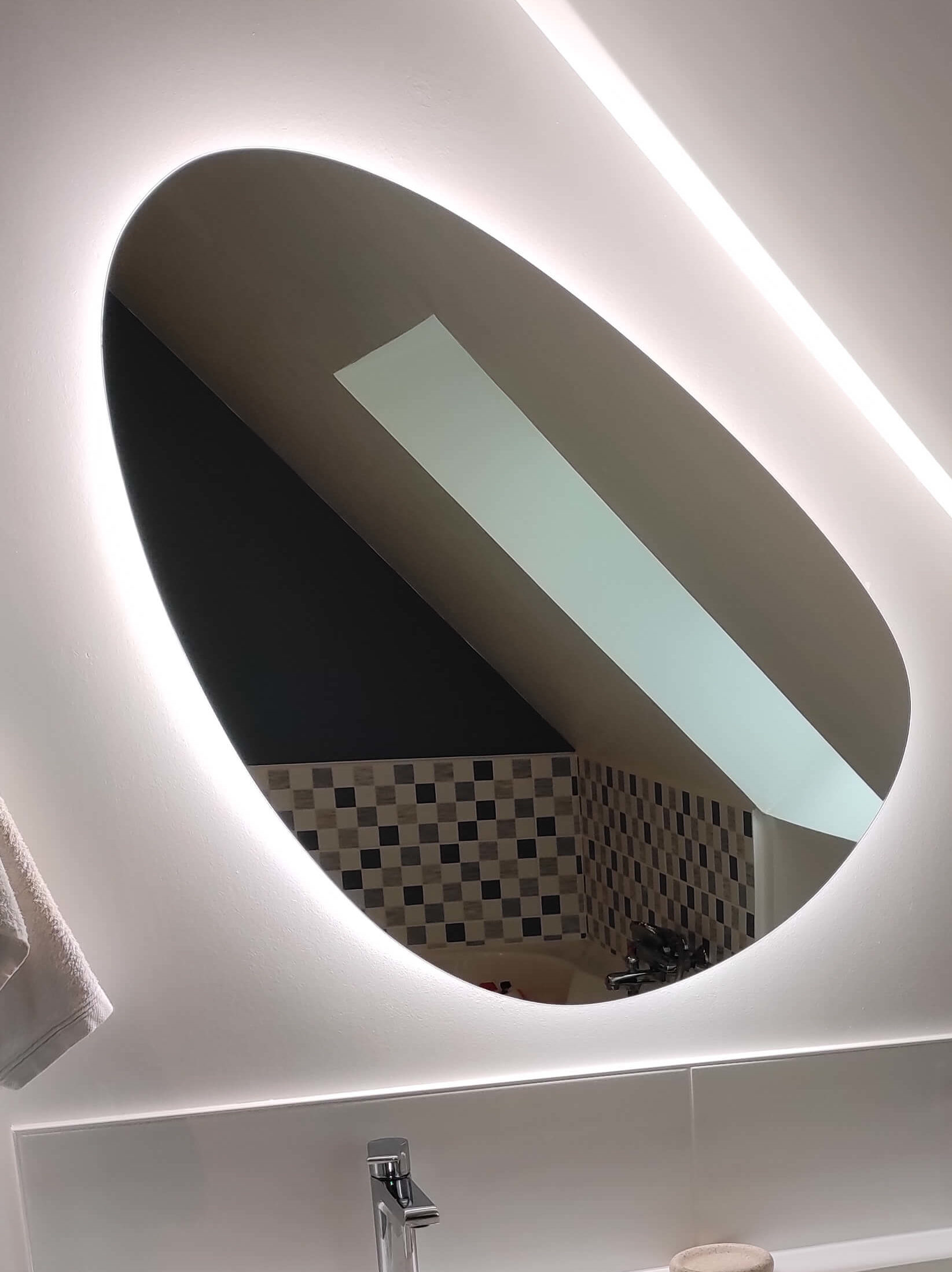 Miroir à LED en forme de galet- Concept Déco LV - Décoratrice d'intérieur à Caen