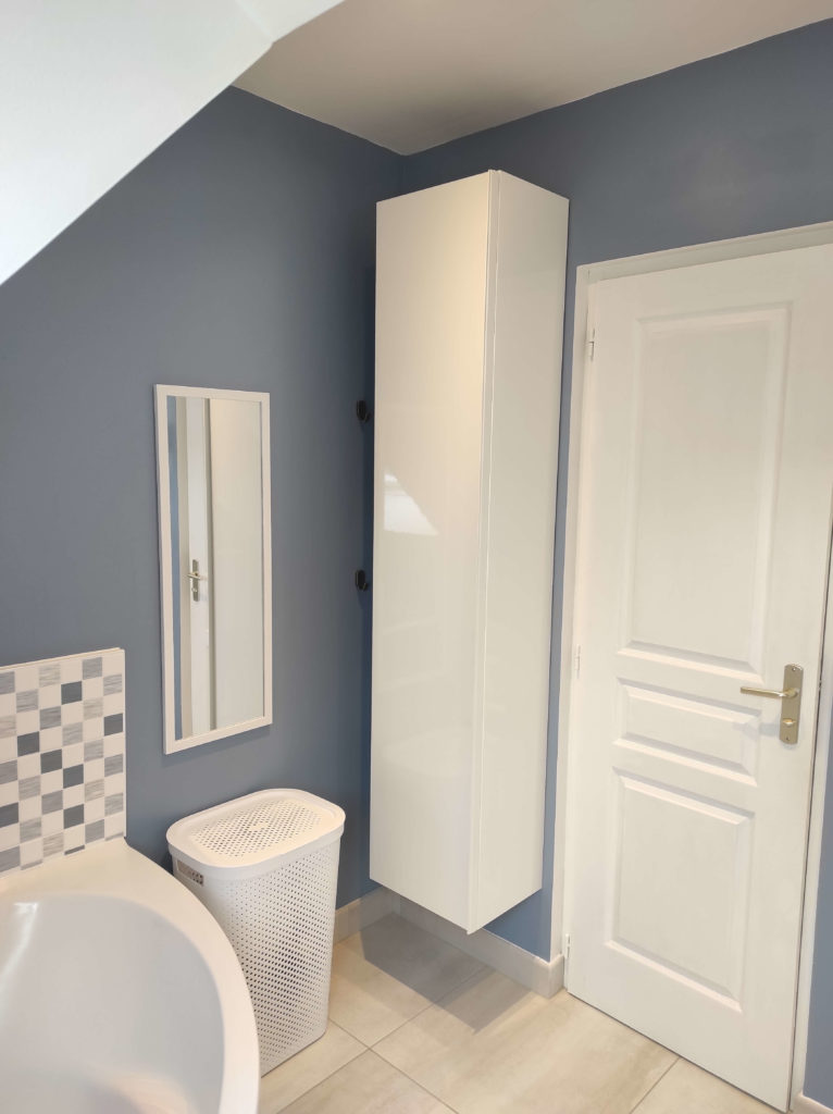 Salle de bain à la peinture bleu vintage et blanc - Concept Déco LV - Décoratrice d'intérieur à Caen