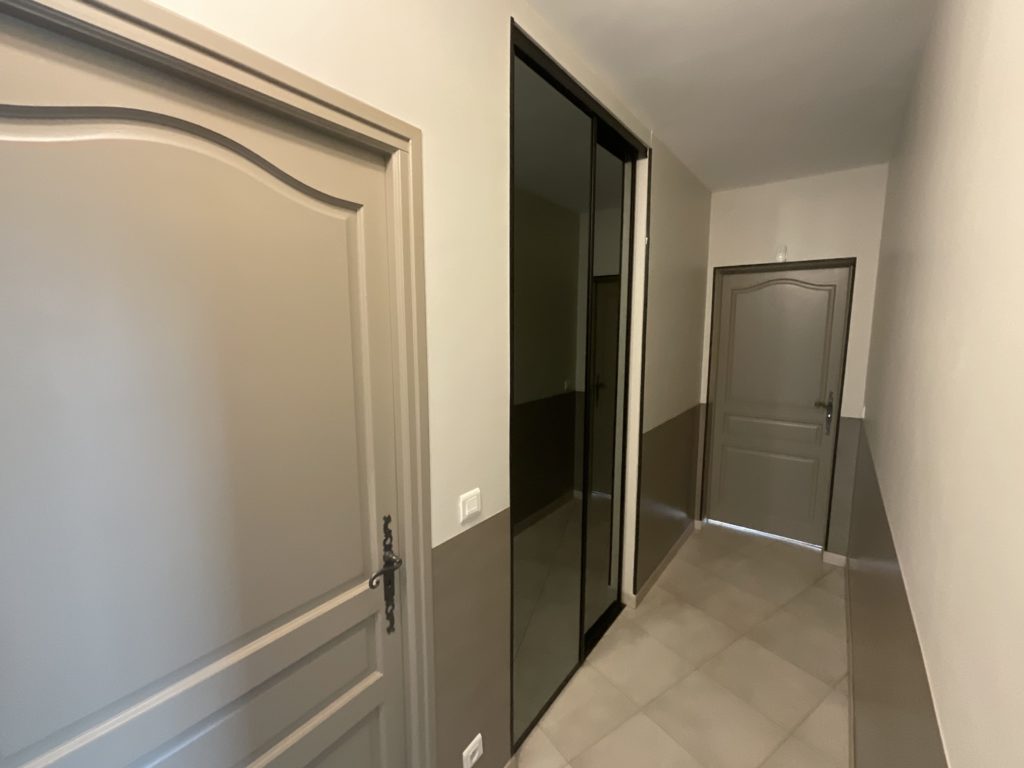 Placard au portes miroir bronze dans le couloir aux couleurs lin et taupe- Concept Déco LV - Décoratrice d'intérieur à Caen