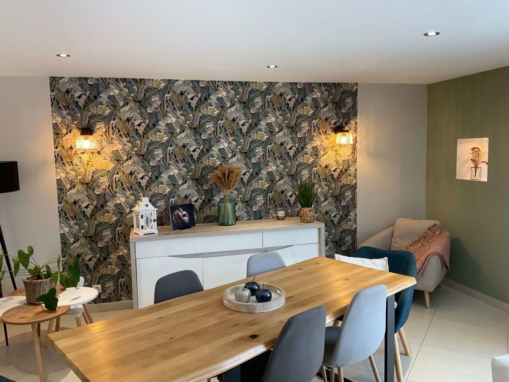 Espace salle à manger avec un papier peint au décor feuillage tropical - Concept Déco LV - Décoratrice d'intérieur à Caen