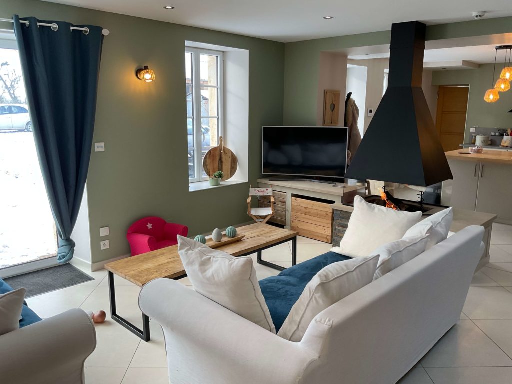 Le coin salon donne sur la télévision et permet de profiter de la cheminée - Concept Déco LV - Décoratrice d'intérieur à Caen