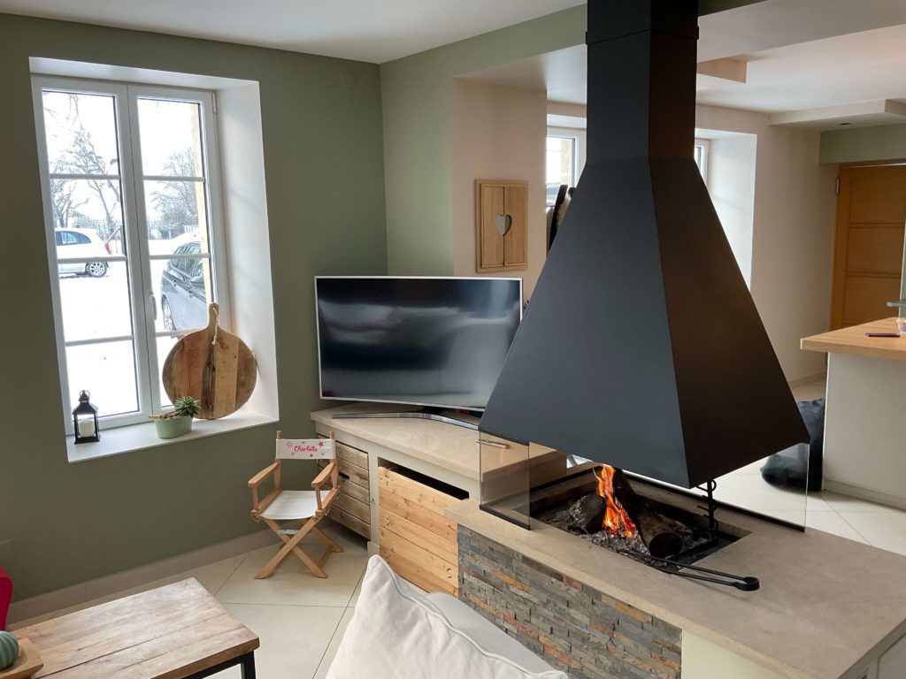 Belle cheminée au style contemporain avec le coin télévision - Concept Déco LV - Décoratrice d'intérieur à Caen