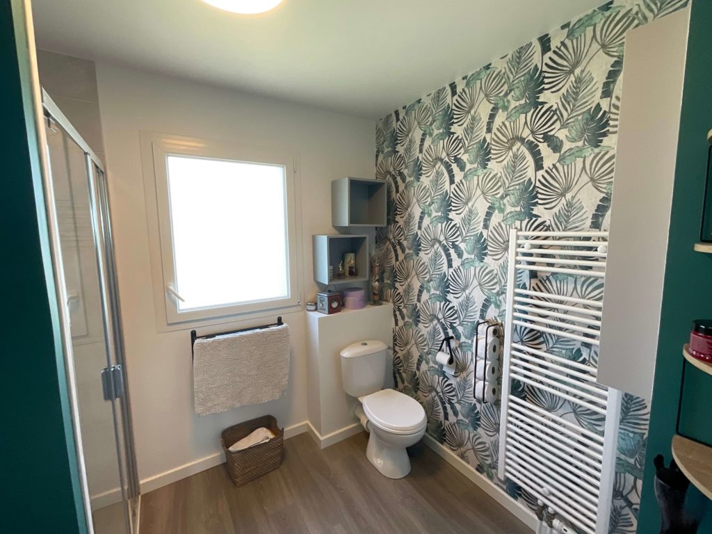 Salle de bain avec papier peint tropical - Concept Déco LV - Décoratrice d'intérieur à Caen