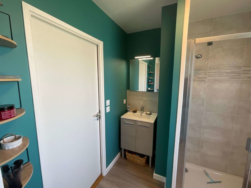 Salle de bain bleu paon - Concept Déco LV - Décoratrice d'intérieur à Caen
