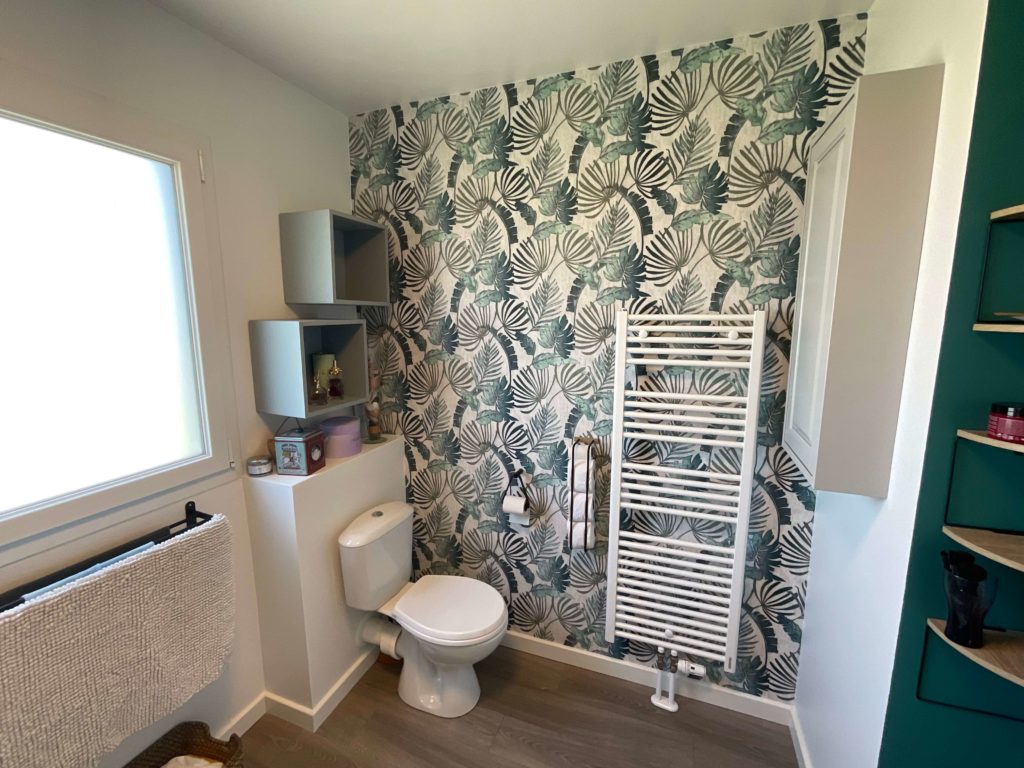 Vue sur l'espace WC avec le papier peint tropical bleu paon - Concept Déco LV - Décoratrice d'intérieur à Caen