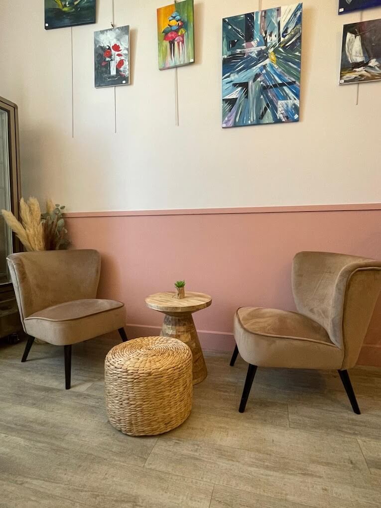 Espace salon avec fauteuils en velours beige et pouf en osier - Concept Déco LV- Décoratrice d'intérieur à Caen