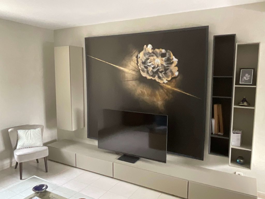 Aménagement mural avec le beau décor en papier peint mis en valeur au centre de l'aménagement - Concept Déco LV - Décoratrice d'intérieur à Caen