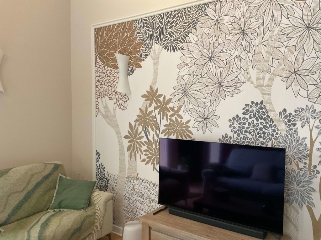 Zoom sur le panoramique aux motifs d'arbres et feuillages - Concept Déco LV - Décoratrice d'intérieur à Caen