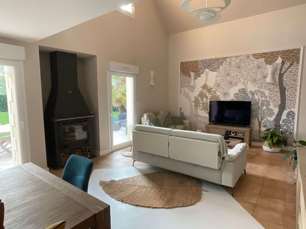 Vue sur le salon avec le décor panoramique et le béton cité au sol - Concept Déco LV - Décoratrice d'intérieur à Caen