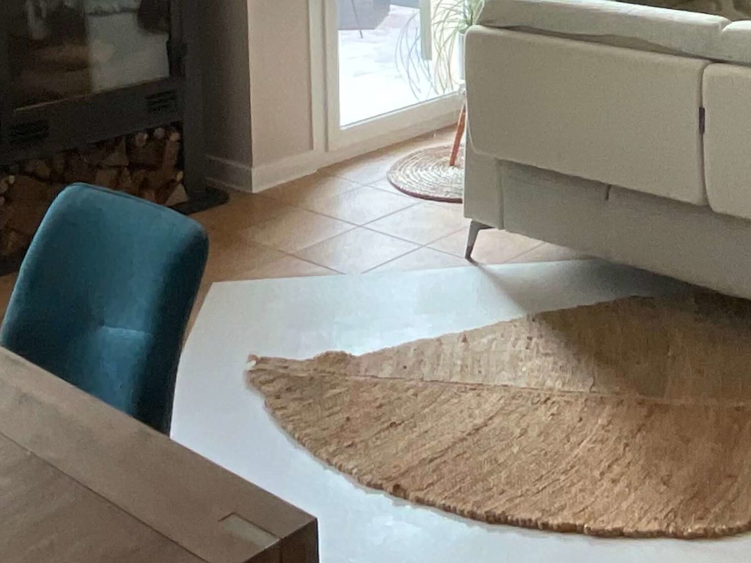 Zoom sur le béton ciré blanc cassé appliqué au sol - Concept Déco LV - Décoratrice d'intérieur à Caen