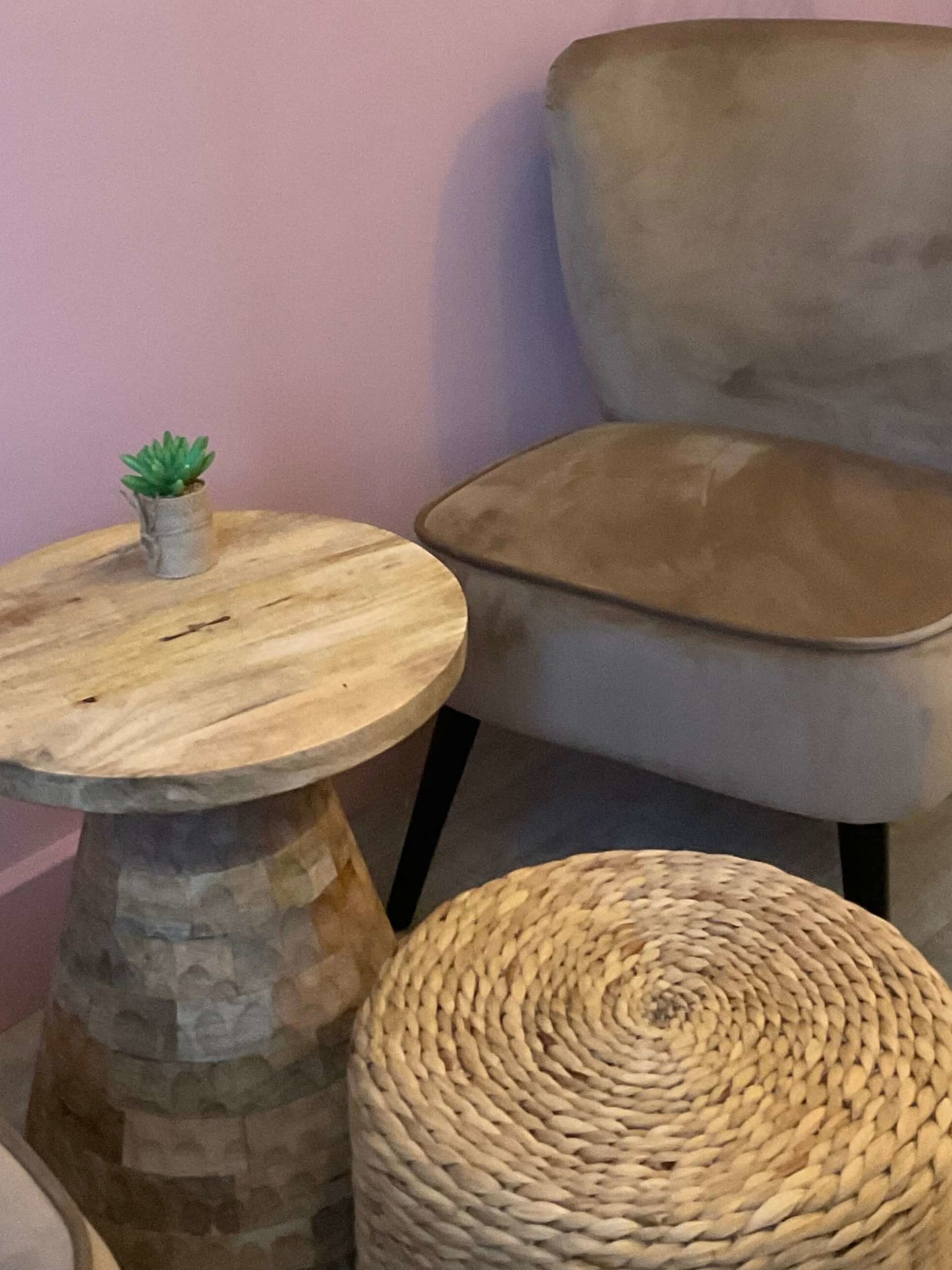 Zoom sur l'espace petit salon avec sa table d'appoint en bois et son pouf en osier - Concept Déco LV- Décoratrice d'intérieur à Caen