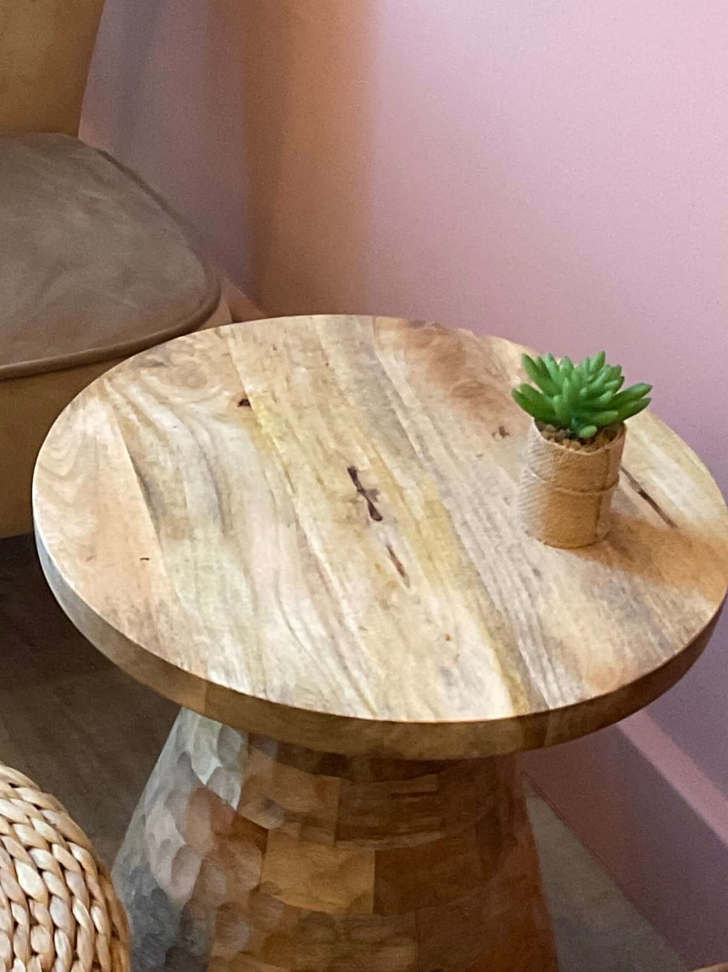 Zoom sur la table d'appoint en bois - Concept Déco LV- Décoratrice d'intérieur à Caen