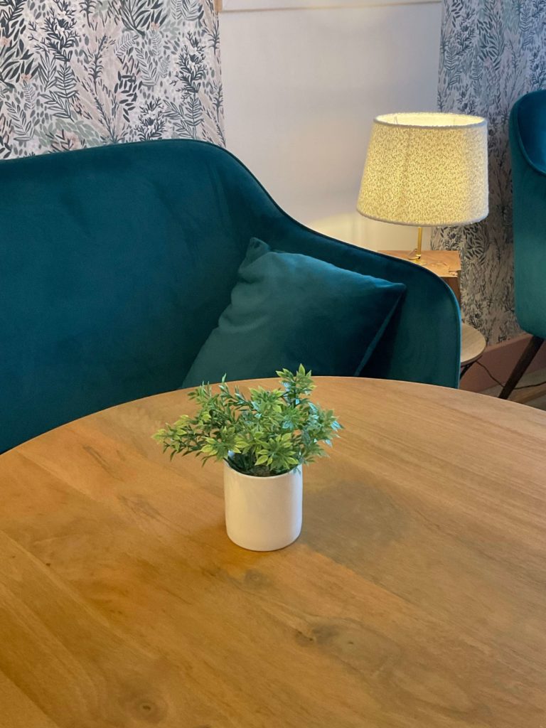 Zoom sur la table en bois de l'espace banquette - Concept Déco LV- Décoratrice d'intérieur à Caen