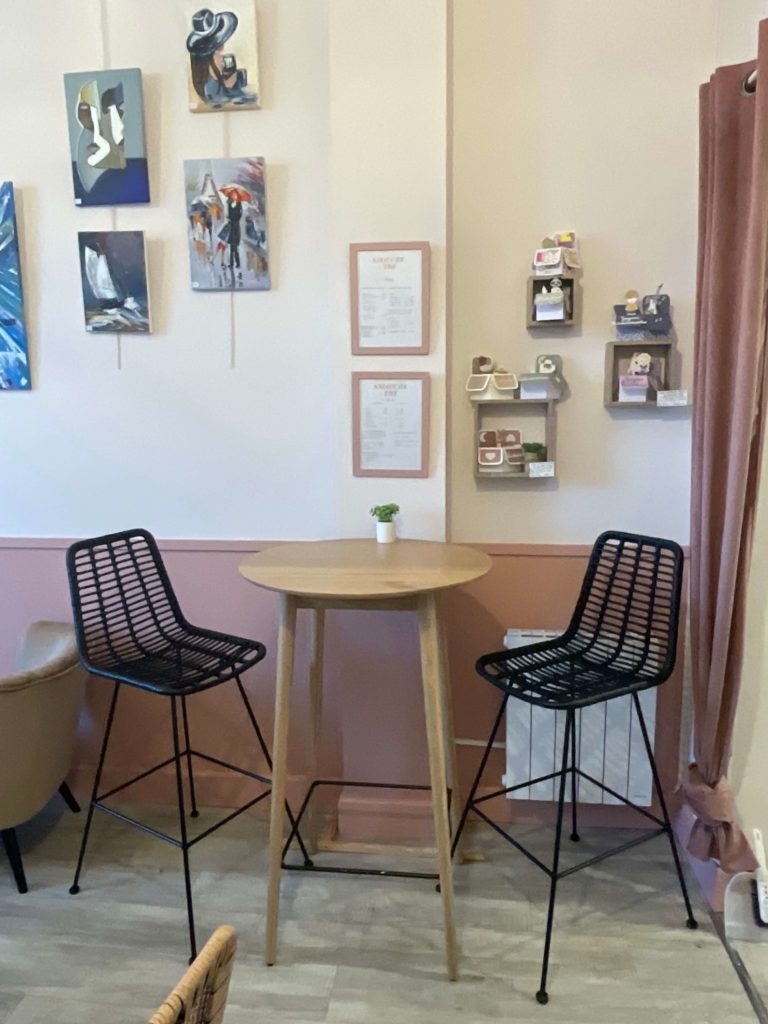Table haute en bois et ses assises en résine noire - Concept Déco LV- Décoratrice d'intérieur à Caen