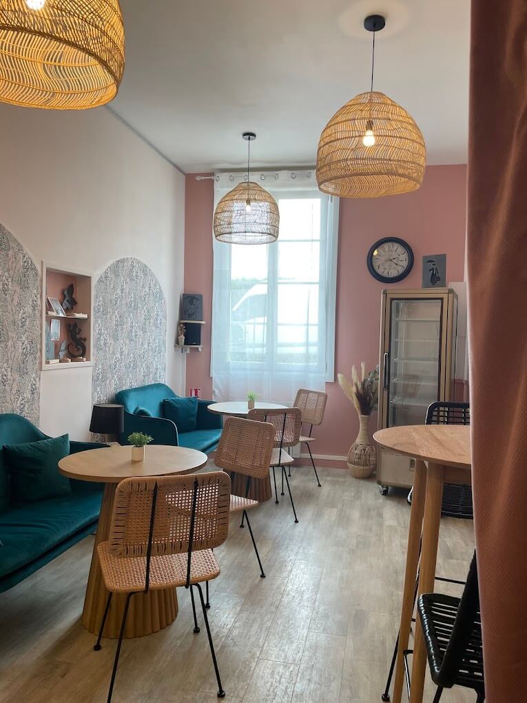 Vue du salon en entrant. Les espaces banquettes sont sur la gauche et la table haute et le petit coin salon sur la droite.- Concept Déco LV- Décoratrice d'intérieur à Caen