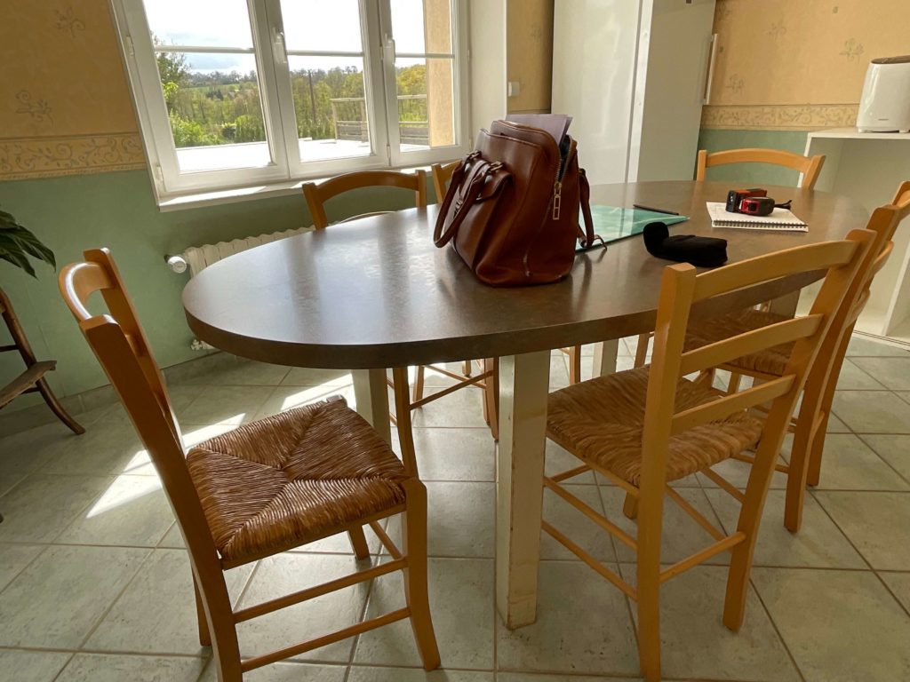 La table et les chaises avant modernisation - Concept Déco LV- Décoratrice d'intérieur à Caen