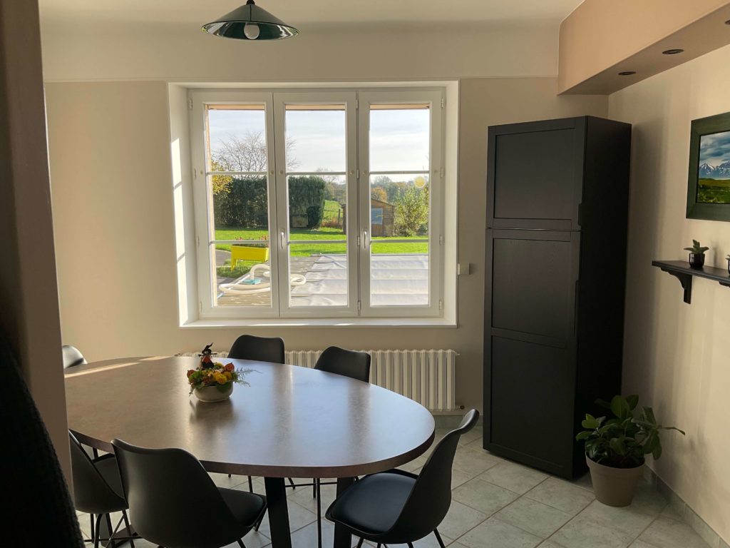 Réfrigérateur intégré dans une armoire et placé dans l'angle pour faciliter la circulation - Concept Déco LV- Décoratrice d'intérieur à Caen
