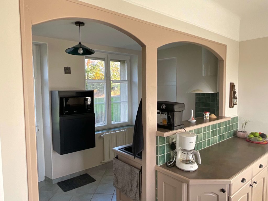 Nouveau meuble micro-onde gain de place pour rendre plus agréable la circulation dans la cuisine - Concept Déco LV- Décoratrice d'intérieur à Caen