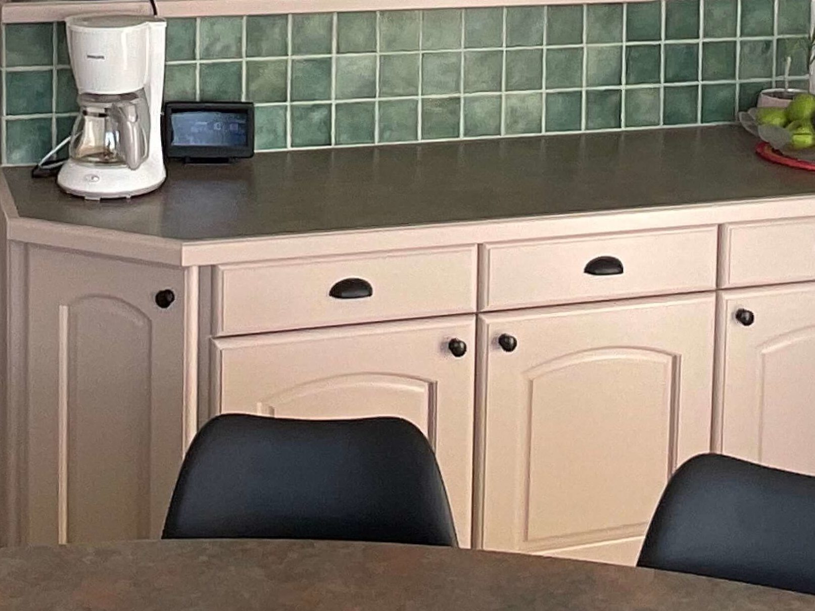 De belles poignées coques noires s'accordent parfaitement avec les nouvelles chaises contemporaines noires - Concept Déco LV- Décoratrice d'intérieur à Caen