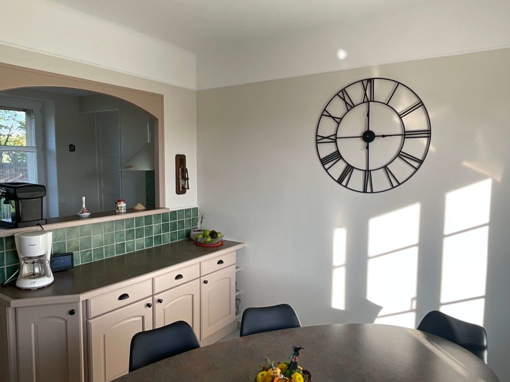 Une belle horloge comme accessoire de déco qui suffit à habiller le pan de mur - Concept Déco LV- Décoratrice d'intérieur à Caen