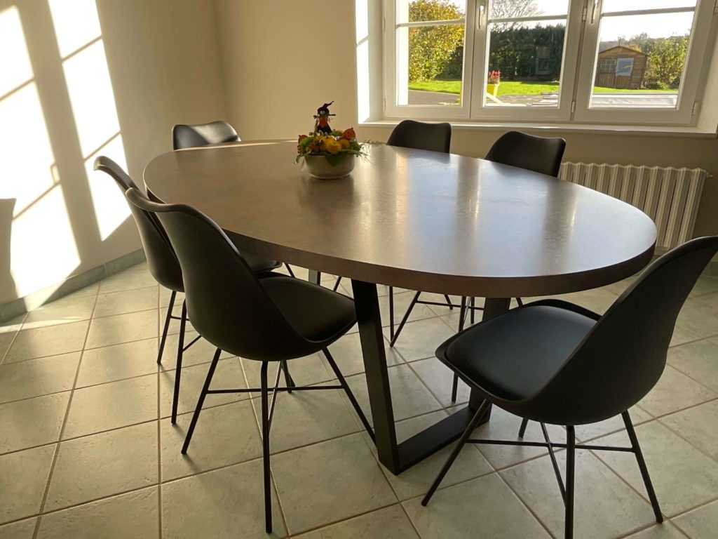 Les pieds de tables ont été modernisés par des pieds en métal noir ce qui apporte une touche d'élégance et redonne une nouvelle vie à la table - Concept Déco LV- Décoratrice d'intérieur à Caen