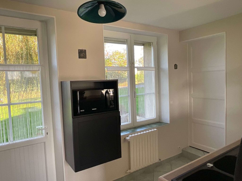 L'espace de la cuisine semble plus grand avec les murs repeints en blanc - Concept Déco LV- Décoratrice d'intérieur à Caen
