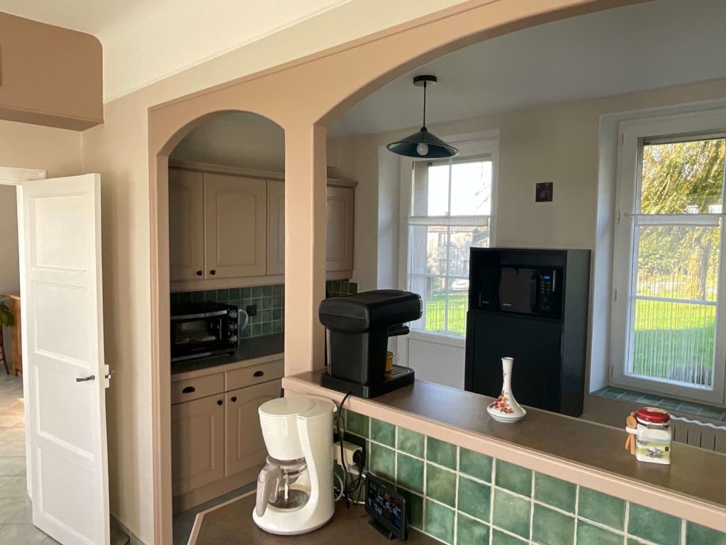 Ouverture sur l'espace repas en forme d'arcade repeinte en beige marroné - Concept Déco LV- Décoratrice d'intérieur à Caen