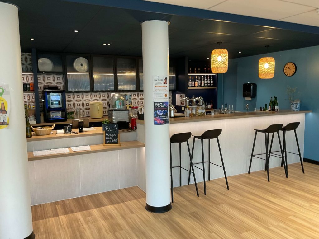 Bar accueillant et chic